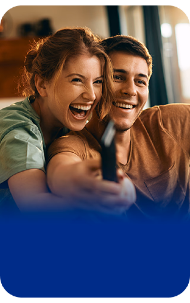 Casal se divertindo em casa, na campanha original de Cobertura TotalFi
